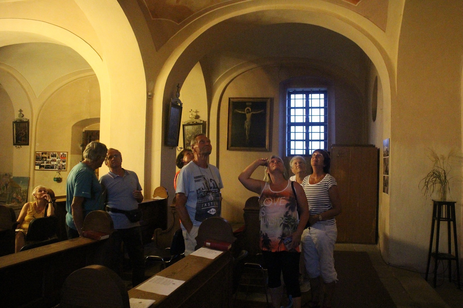 fotka z jedné z pravidelných prohlídek našeho kostela, pro turisty je nezištně zajišťovali J.Válková,L.Řehořová a J. Pumpr
