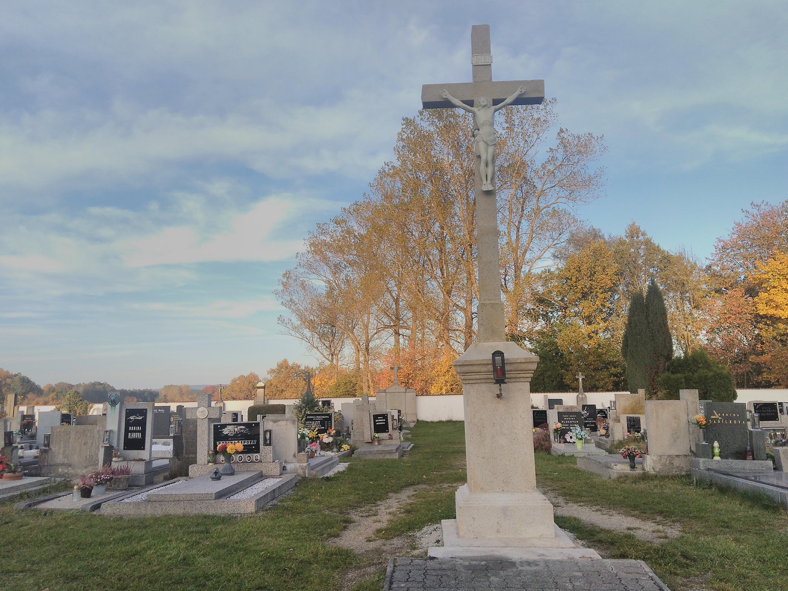 V listopadu - hřbitov s nově opraveným křížem ( realizoval Městys), farnost zde koná modlitby za zemřelé)
