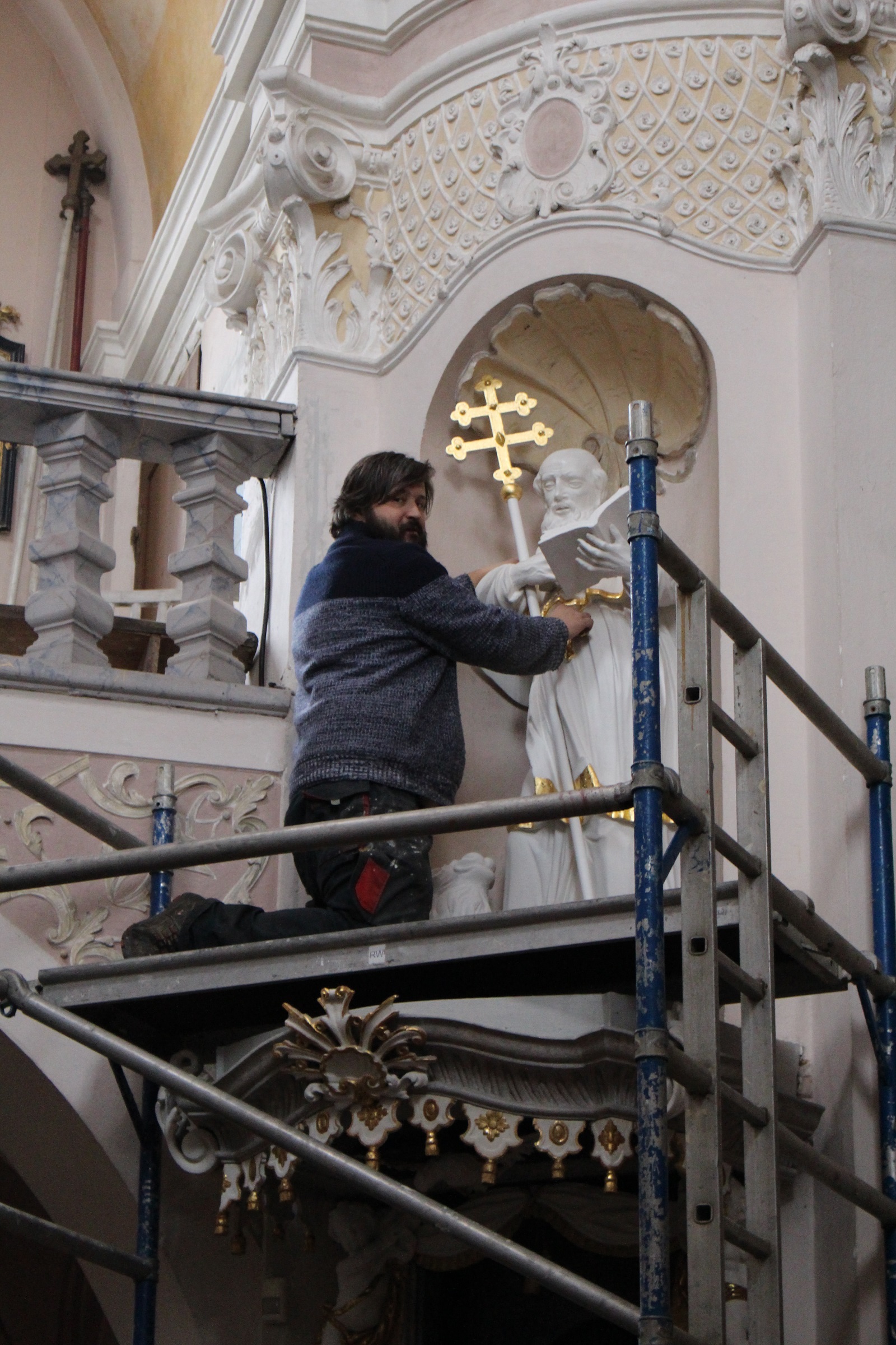 MgA. Pavel Charypar instaluje nově opravenou sochu sv. Jeronýma,v r. 2022 obnovil sochy všech čtyř církevních učitelů