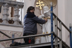 MgA. Pavel Charypar instaluje nově opravenou sochu sv. Jeronýma,v r. 2022 obnovil sochy všech čtyř církevních učitelů